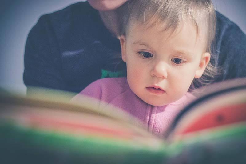 赤ちゃんに読み聞かせをする親