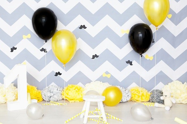 黄色と黒の風船を飾りつけた誕生日パーティー会場