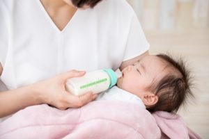 哺乳瓶のミルクを飲む赤ちゃん